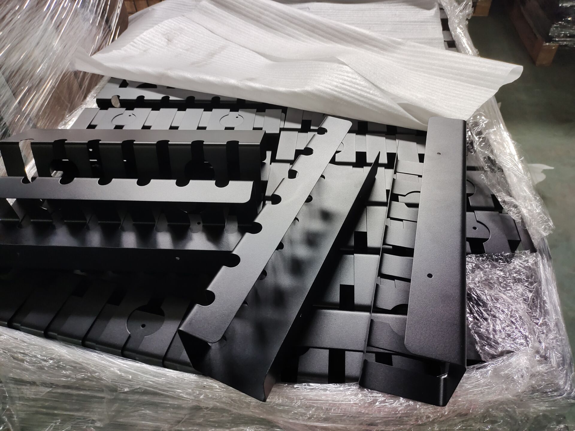 Workplace Perforated Cable Tray Workstation Wire Mesh Cable Raceway ...